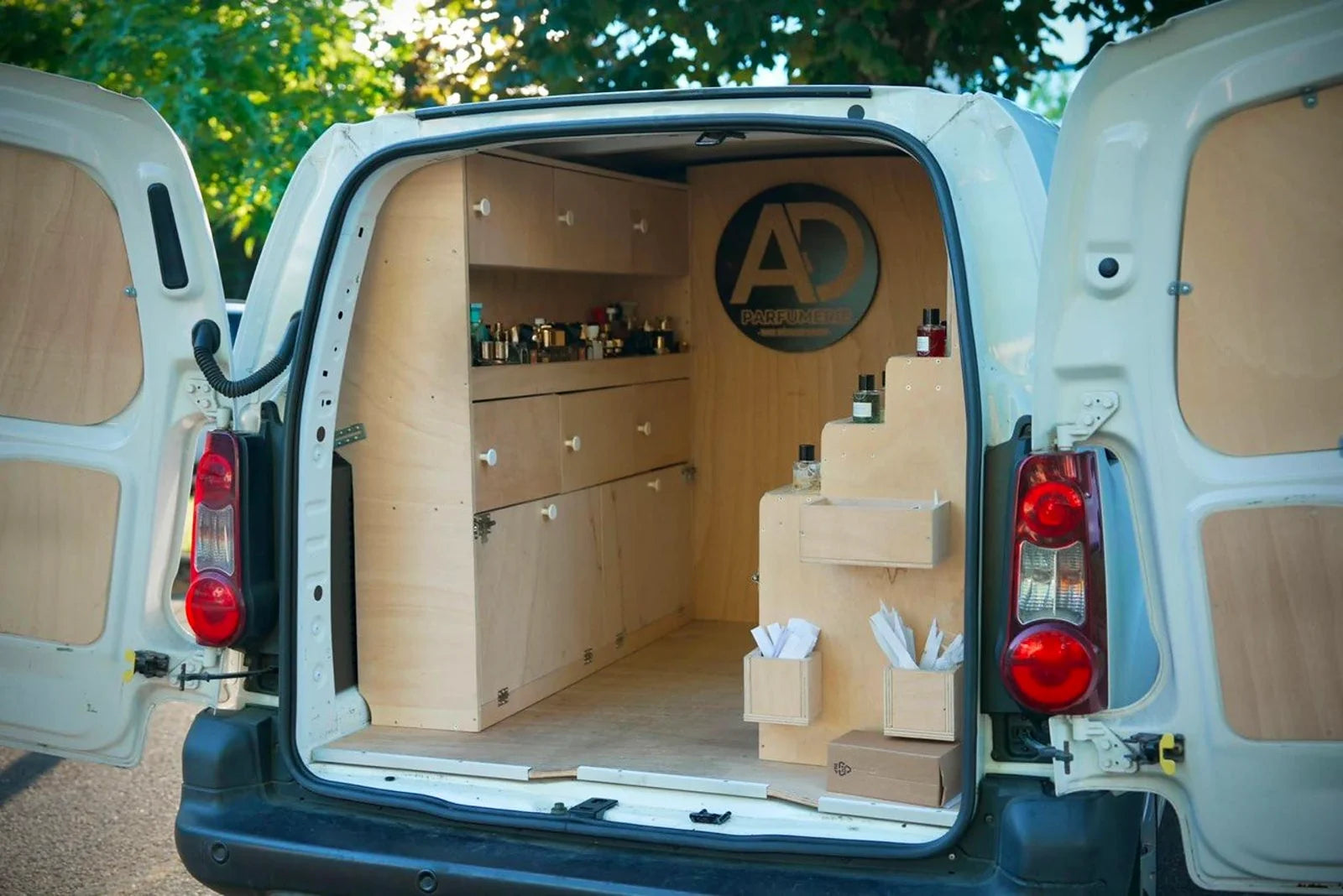 L'intérieur du camion AD Parfumerie