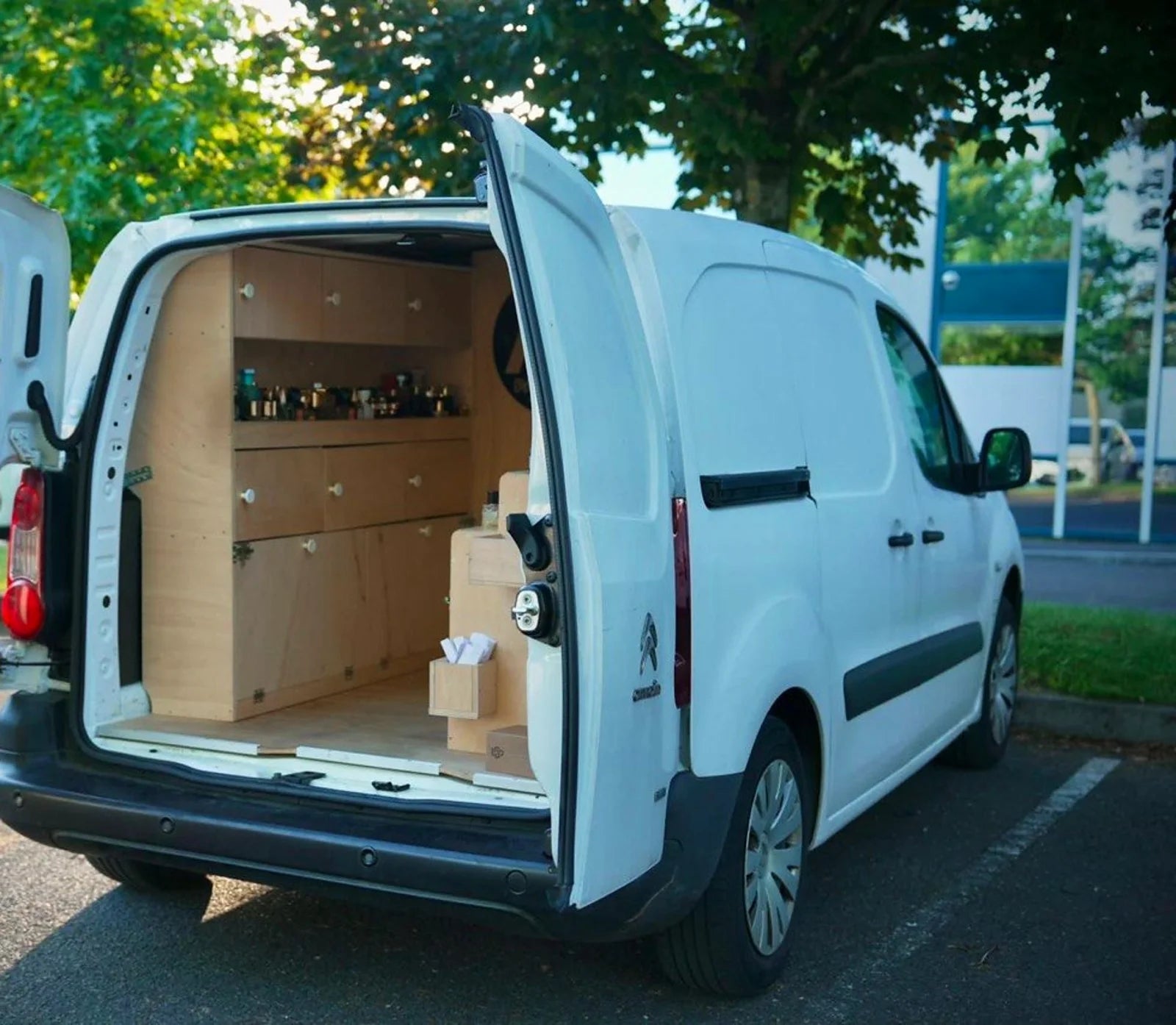 Le camion AD Parfumerie, parfumerie itinérante en Île-de-France